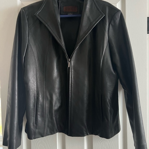 Elegant Black Leather Jacket for Women - Picture 1 of 3